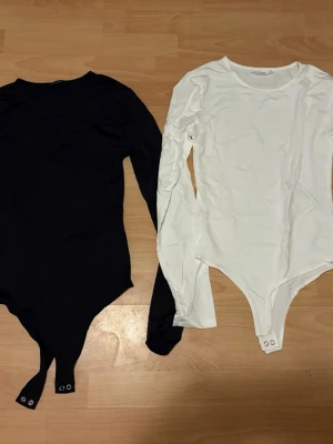 Stradivarius body långärmad, strl S - Märke: Stradivarius Modell: Långärmad body (baströja) Storlek: S Färg: Svart & vit Skick: Ny utan prislapp Nypris: 500 kr  Säljes enbart som paket   