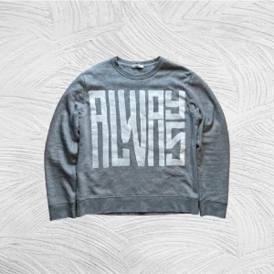 Valentino Garavani Tröja - Här säljs en Tröja ifrån märket Valentino! Vintage och i ett mycket fint skick. Den har ett snyggt tryck - ALWAYS och har alltid tvättas för hand