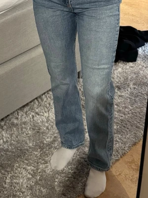 Ljusblå raka jeans - Säljer ett par ljusblå jeans med rak passform och highwaist, från ginatricot ”petite”