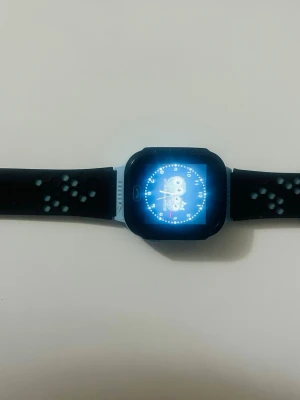 Svart smartklocka med blå detaljer - Säljer en svart smartklocka från VTech med blå detaljer och silikonarmband. Klockan har en fyrkantig display med digital urtavla och roliga figurer på skärmen. Perfekt för dig som vill ha koll på tiden och gillar smarta funktioner direkt på handleden.