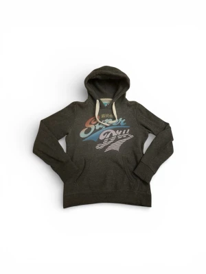 Mörkgrå Superdry hoodie med tryck - Mörkgrå superdry hoodie, bra skick! Storlek S men passar även XS, pris är ej hugget i sten 🪨 ställ frågor om du funderar över något 
