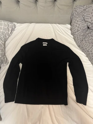 Merino Tröja - En stilren svart stickad tröja från These Glory Days i mjuk och 100% exklusiv merinoull. Storlek S, Nypris 799 från voltfashion, aldrig tvättad och använd 3-4 gånger, superbra skick!