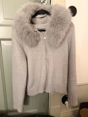 Ljusgrå kofta med fuskpäls - Viral kappa från TikTok <3 superfin och perfekt till våren eller att ha inomhus på vintern. FAKE päls. Nypris runt 600 kr.