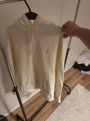 Vit hoodie från Polo Ralph Lauren - en vit Ralph lauren hoddie helt ny kvitto finns använd en gång köpt på Jonells för 2400 kan skicka med kvitto stl Xl sitter som en L oversize