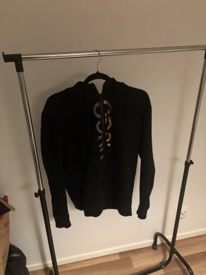 Svart Hugo boss zip hoddie  - Svart Hugo boss zip hoddie köpt på Jonells för 1999 finns tyvärr inget kvitto helt äkta han skicka fler bilder ifall de skulle behövas stl L 