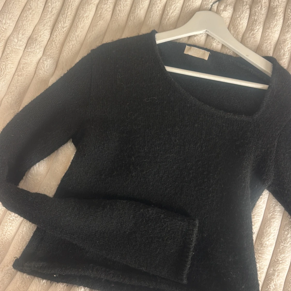 Svart stickad tröja med asymmetrisk hals - 2