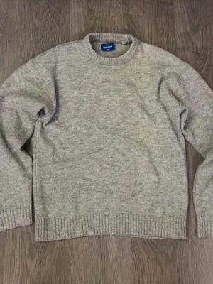 Ljusgrå stickad tröja  - Ljusgrå tröja från Jack & Jones. Passar M