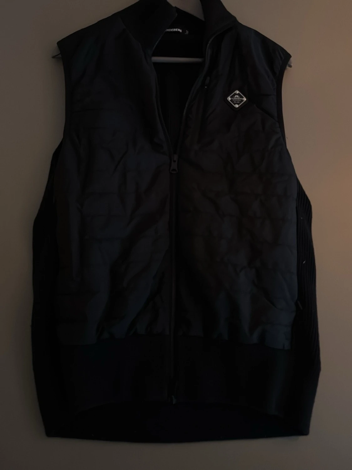 Svart dunväst från J.LINDEBERG - 1