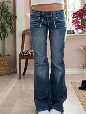 Dark Blue Jeans - 36 - Dark Blue Jeans – storlek 36  Säljer dessa superfina one of a kind-jeans som jag köpte på Plick. Tyvärr är de för små för mig, så jag hoppas någon annan kan använda dem bättre.  Modellen är lågmidjade, mörkblå och sitter jättefint på. Jag är 160 cm och längden är perfekt på mig. Det enda att nämna är att hällorna är lite slitna (se sista bild), men annars är jeansen i väldigt fint skick.