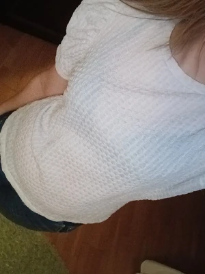 Vit strukturerad topp med puffärm - Säljer en vit topp med snygg struktur och puffiga korta ärmar. Materialet känns mjukt och har ett diskret mönster som ger toppen en unik look. Perfekt till jeans eller kjol för en trendig outfit.