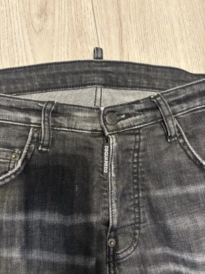 Svarta Dsquared2 slim jeans - Säljer ett par svarta slim fit jeans från Dsquared2 med slitna detaljer. Köpt i Kanada av morfar. Så tyvärr inget kvitto nu pris var runt 5500. Men säljs nu för 2199. Hör av er vid frågor 