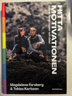 Hitta motivationen - Forsberg & Karlsson - Säljer boken Hitta motivationen av Magdalena Forsberg och Tobias Karlsson. Boken är i mycket gott skick, utan skador, anteckningar eller vikta sidor.  En inspirerande och lättläst bok om motivation, målsättning och mental styrka – med konkreta exempel från både idrott och vardagsliv. Passar perfekt för dig som vill utvecklas mentalt, hitta drivkraft eller bara få ny inspiration.  Säljs endast eftersom boken är utläst.