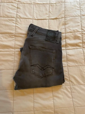 Grå Replay jeans - Säljer dessa sjukt snygga gråa replay jeansen som är slimfit med grymt snygga slitningar🔥Jeansen är W29 L32 och skicket är 10/10 utan defekter. Bara att höra av dig vid andra funderingar👑