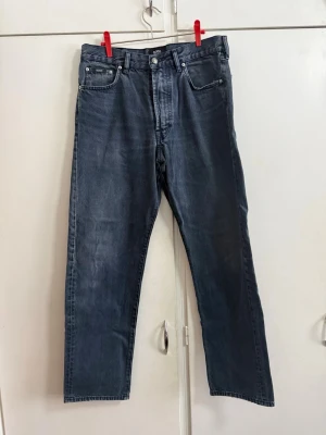 Mörkblå raka jeans från HUGO BOSS - Snygga mörkblå jeans från HUGO BOSS med rak passform och klassisk femficksdesign. Jeansen har en stilren look med knappgylf och subtila sömmar. Tillverkade i slitstarkt denimtyg som ger en cool och avslappnad vibe.