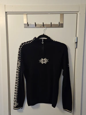Svart stickad tröja från Dale of Norway storlek Small  - Tröja Dale of Norway i merinoull. Storlek small. Endast provad så i nyskick. Nypris 2399 kr. Säljes för 800. Endast provad så i nyskick.
