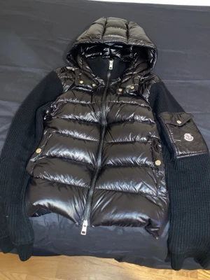 Moncler cardigan - Hej jag säljer en moncler cardigan ganska stilig bra pass form storlek M passar S också den har nfc scan använde den en höst sen ej använt mer kommer bli en perfekt jacka nu efter vinter pris går o diskutera Såklart desto snabbare man köper desto bättre pris går och fixa 