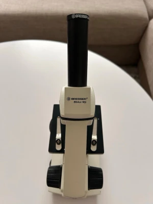 Bresser Biolux NG mikroskop - Säljer ett Bresser Biolux NG kvalitetsmikroskop. Mikroskopet har flera objektiv, grov- och finjustering samt en stadig metallbas. Perfekt för dig som vill utforska mikrovärlden 🔬 