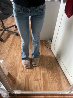 G-rise jeans - Supersnygga jeans med låg midja och fina detaljer på fickorna🤩 passar perfekt på mig som är ca 160🥰 jeansen är endast använda ett par gånger och är i jättebra skick🫶 Innerbenslängd 79 cm❤️