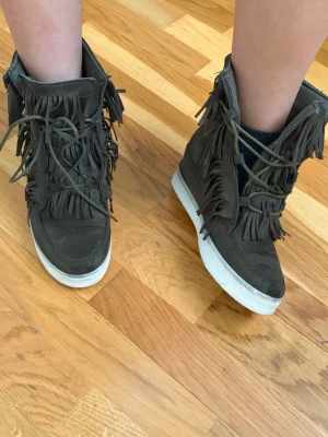 Gröna Fransskor, Isabel marant liknande med kilklack  - Ascoola skor som påminner om Isabel marant, har en klack på ca 4cm inte alls jobbiga att gå i passar perfekt nu till våren, pris kan diskuteras🫰