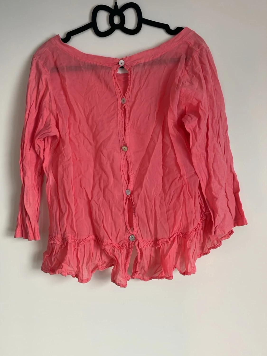 Rosa volangblus med knappar bak - 1