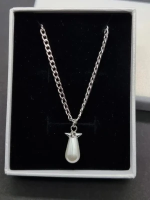 Stilfullt halsband - Stilren halsprydnad inspirerad av Maria Nilsdotter. ☝️Vid köp ingåren en extra berlock som kan bytas ut, då själva hänget är ömtåligt och känsligt för stötar. #55