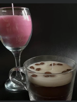 Två handgjorda ljus i glas - Unika handgjorda ljus av återvunnet stearin i glasbehållare – ett rosa ljus i vinglas med lavendeldoft och ett vitt/brunt ljus med kaffebönor i genomskinlig kopp utan doft. Perfekt som dekoration eller present till någon som gillar doftljus och snygga detaljer. 