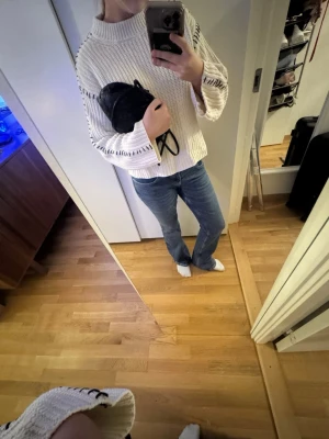 Gina tricot tröja  - Säljer denna jätte fina stickade tröja med svarta  tråd detaljer den är nyskick och strl xs säljer pga att den inte kommer till användning💕