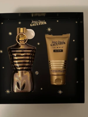 Jean Paul Gaultier Le Male Elixir set - Helt ny! Jean Paul Gaultier Le Male Elixir parfym och duschgel. Köpt från Lyko.                                          Mycket fin doft, elegant och lyxig flaska.