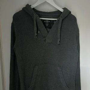 Logg Hoodie  - En rikigt fet Hoodie från Logg. Storlek M, Skick 9,5/10. Ny pris 349:-, mitt pris 149:-. DM för fler frågor! 