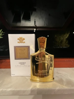 Creed Millésime Impérial Parfym 100ml - Lyxig parfym från Creed i en elegant, spegelblank guldfärgad flaska med matchande lock. Flaskan har exklusiva detaljer och levereras i en vit och guld kartong. Doften är unisex och flaskan rymmer 100 ml. Nästan helt full bara test sprut tagit.😁