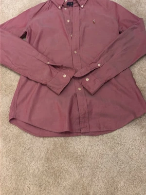 Ralph Lauren skjorta - Säljer en snygg Ralph laken skjorta i storlek S, Den är Lila/rosa i färgerna och sitter bra i storleken. Tveka inte på att höra av er om ni har frågor. Jag kan också skicka mer bilder med den på om ni vill