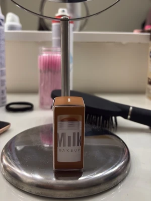 Milk Makeup bronzer stick - Säljer en bronzer stick från Milk Makeup i en varm brun nyans. Färgen är baked och har bara testat den då jag fick den som present men inte gilla färgen på mig