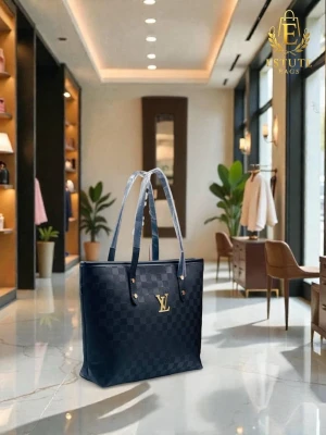 Svart Louis Vuitton handväska - Snygg svart handväska från Louis Vuitton med klassiskt rutigt och monogrammönster. Väskan har dubbla axelband och guldfärgad LV-logga framtill. Tillverkad i slittåligt konstläder som ger en lyxig känsla och passar perfekt till din outfit.