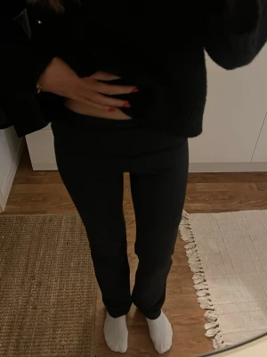 Svarta träningstights  - Ett par sköna svarta träningstights. Använt några gånger. Jag är 170 cm för referens🩷