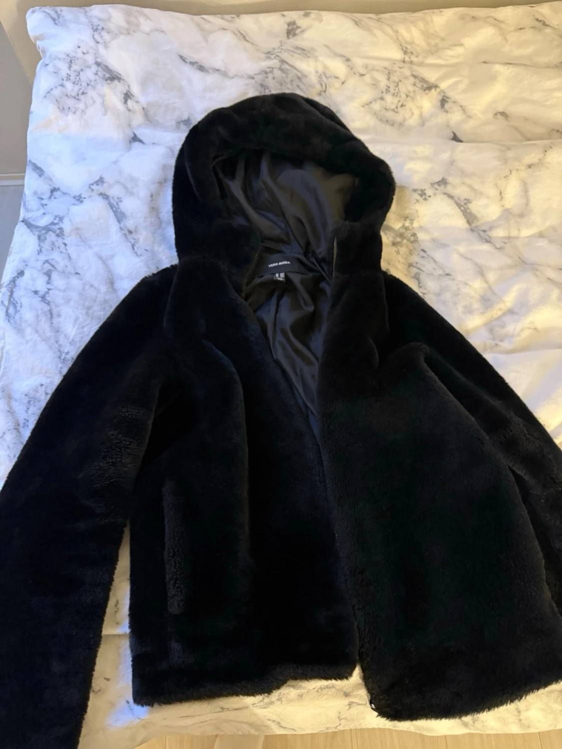 Svart fuskpälsjacka med huva - 3