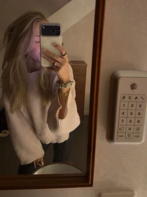 Rosaoversized stickad tröja - Mysig rosa stickad tröja med oversized passform och breda ärmar. Tröjan har rund halsringning och ribbade muddar vid ärmslut och nederkant. Perfekt för lager på lager och en avslappnad stil.