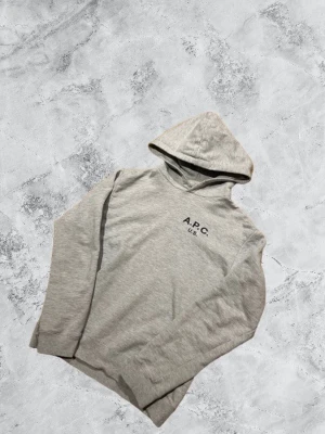 APC hoodie - Storlek M men tycker den sitter mer som S. Liten skada på sista bilden syns knappt