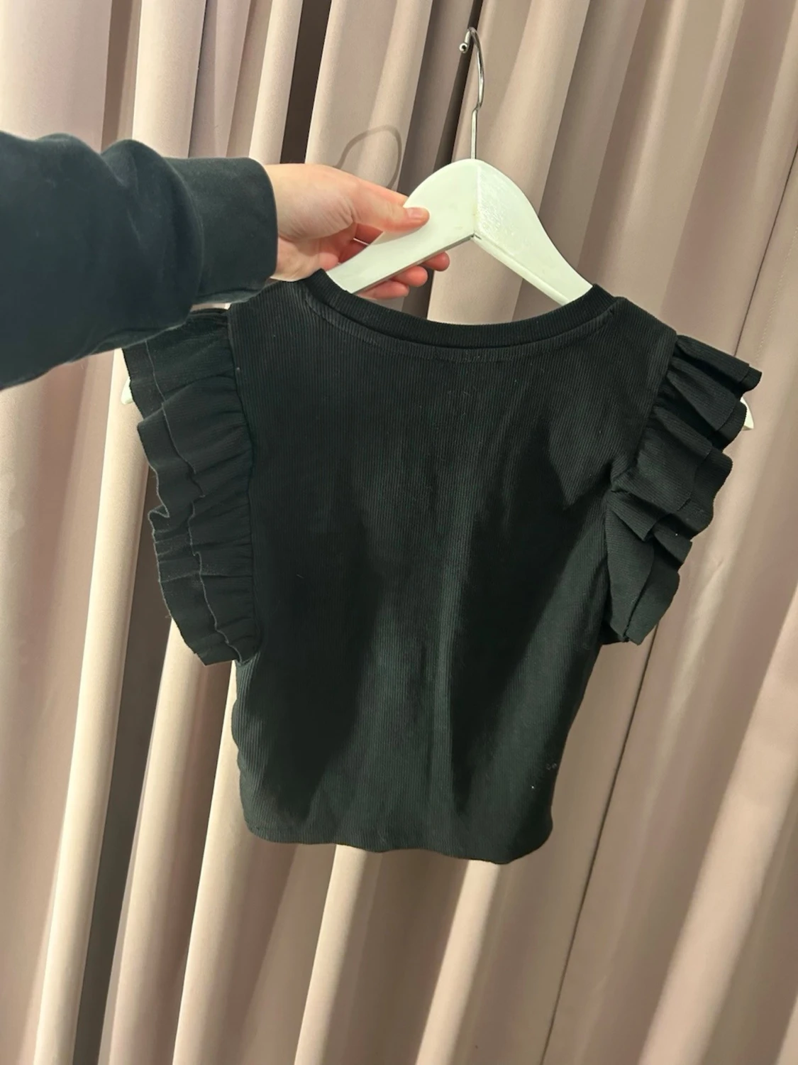 Svart croppad topp med volangärmar - 1