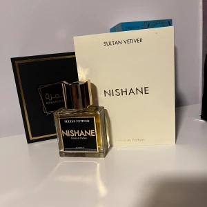 Nishane Sultan Vetiver Extrait de Parfum - Nästan helt oanvänd ca 48 ml kvar. Nishane Sultan Vetiver är en kraftfull och elegant vetiverdoft med en tydligt maskulin, lyxig känsla. Den är frisk i öppningen men snabbt djup, jordig och sofistikerad – perfekt för dig som gillar rena men intensiva tränoter.  Noter: 	•	Topp: Bergamott, absint, peppar 	•	Hjärta: Haitisk vetiver, java-vetiver, bourbon-vetiver 	•	Bas: Amberwood, läder, cashmeran.     