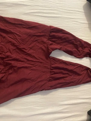 Vinröd omlottblus - Mjuk tyg som knyts vid nacken 