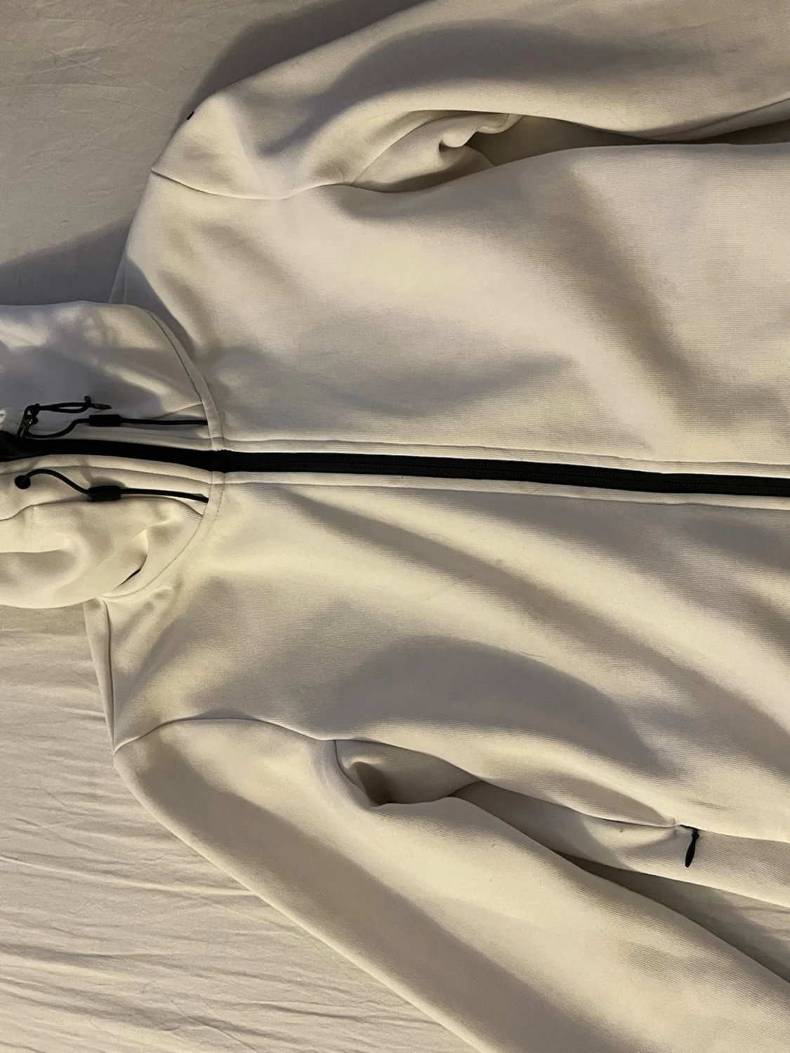 Vit hoodie med svart dragkedja