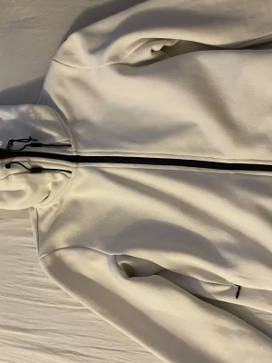 Vit hoodie med svart dragkedja - Snygg vit hoodie från peak performance.