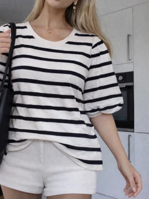 Randig puffärm t-shirt - Så fin  vit t-shirt med marinblåa horisontella ränder från French Connection. T-shirten har puffiga korta ärmar och en avslappnad passform. 