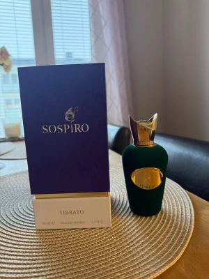 Sospiro Vibrato tom flaska - Råkade tyvärr tappa den i marken så atomizern gick sönder så finns inget kvar i flaskan. Helt tom är den.