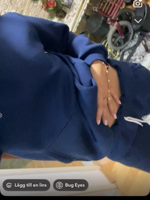 Mörkblå mjukisbyxor från Polo Ralph Lauren - Säljer ett par mörkblå mjukisbyxor från Polo Ralph Lauren med vit dragsko i midjan. Byxorna har en avslappnad passform och är tillverkade i mjukt bomullsmaterial. Perfekta för chill dagar och matchar snyggt med hoodie.