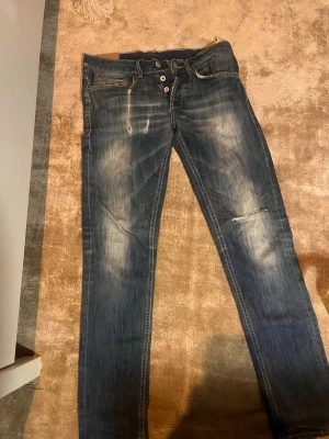 Dondup george  - Dondup george jeans i storlek 32 italiensk storlek, motsvarar ungefär 29 eller 30 i midjan och 31 i längd. Skriv vid minsta lilla fundering