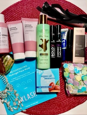 Stort skönhetspaket, och sminkväska. - Ett komplett skönhetspaket med toner, BB concealer, mascara, hårmasker, schampo med arganolja, hydrogelmask, hårklämma, parfym.  Perfekt för dig som vill testa olika produkter inom hudvård och makeup. (Det som är överstruket med svart ingår ej) 