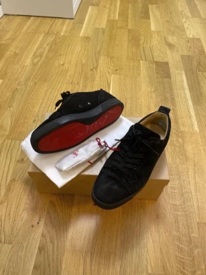 loubutins skor - loubutins skor i storleken 42 Box allting tillkommer. Kvitto finns!!!! Skick 8/10 hör av er för mer info ///