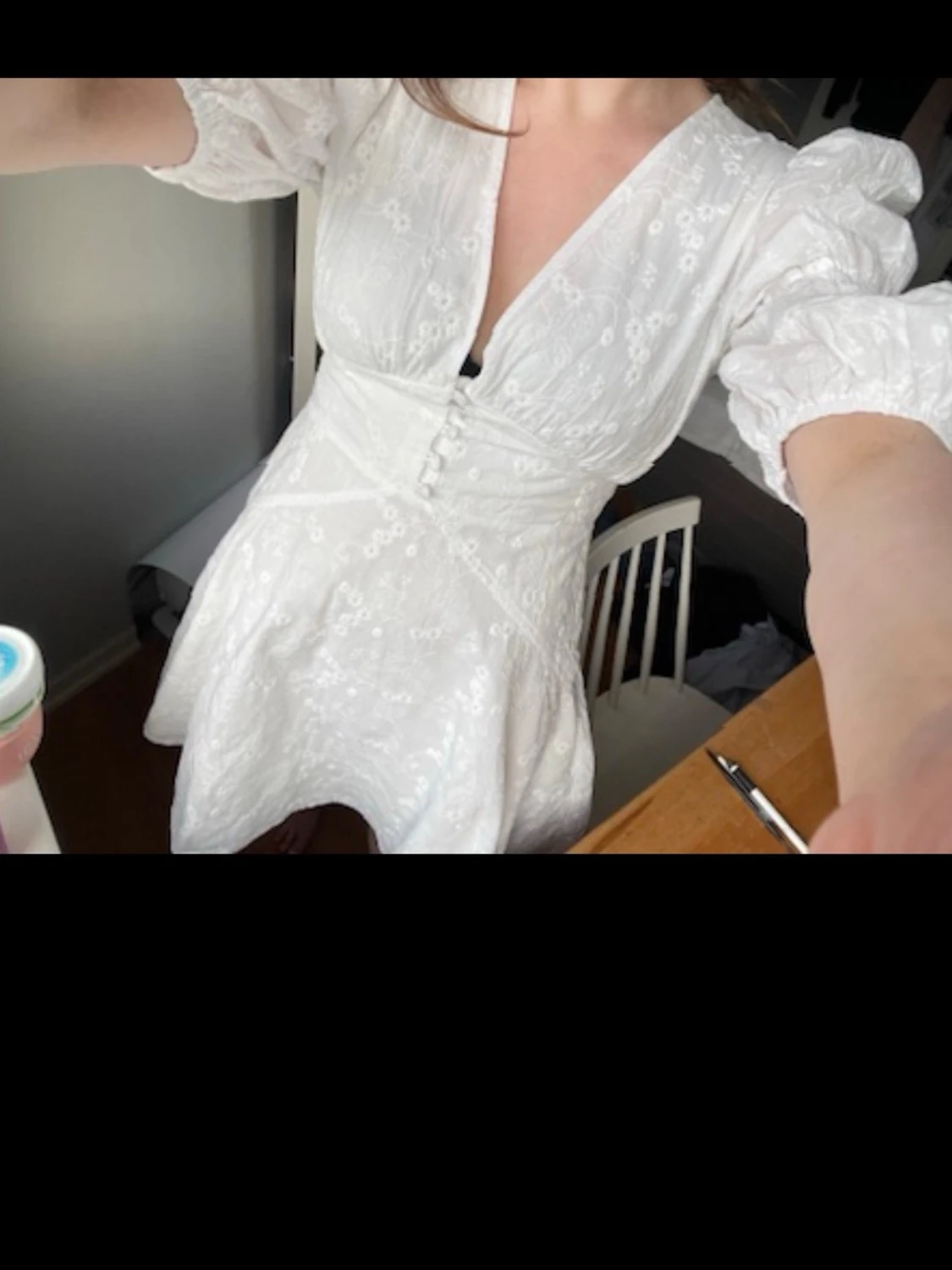 Vit broderad klänning med puffärm - 1