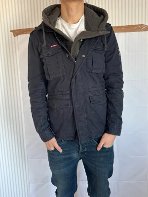 Superdry field jacket, M - Märke: Superdy Storlek: M Skick: mycket bra  Snygg field jacket från superdy  Bra skick och redo att användas. Skickas snabbt 📦 